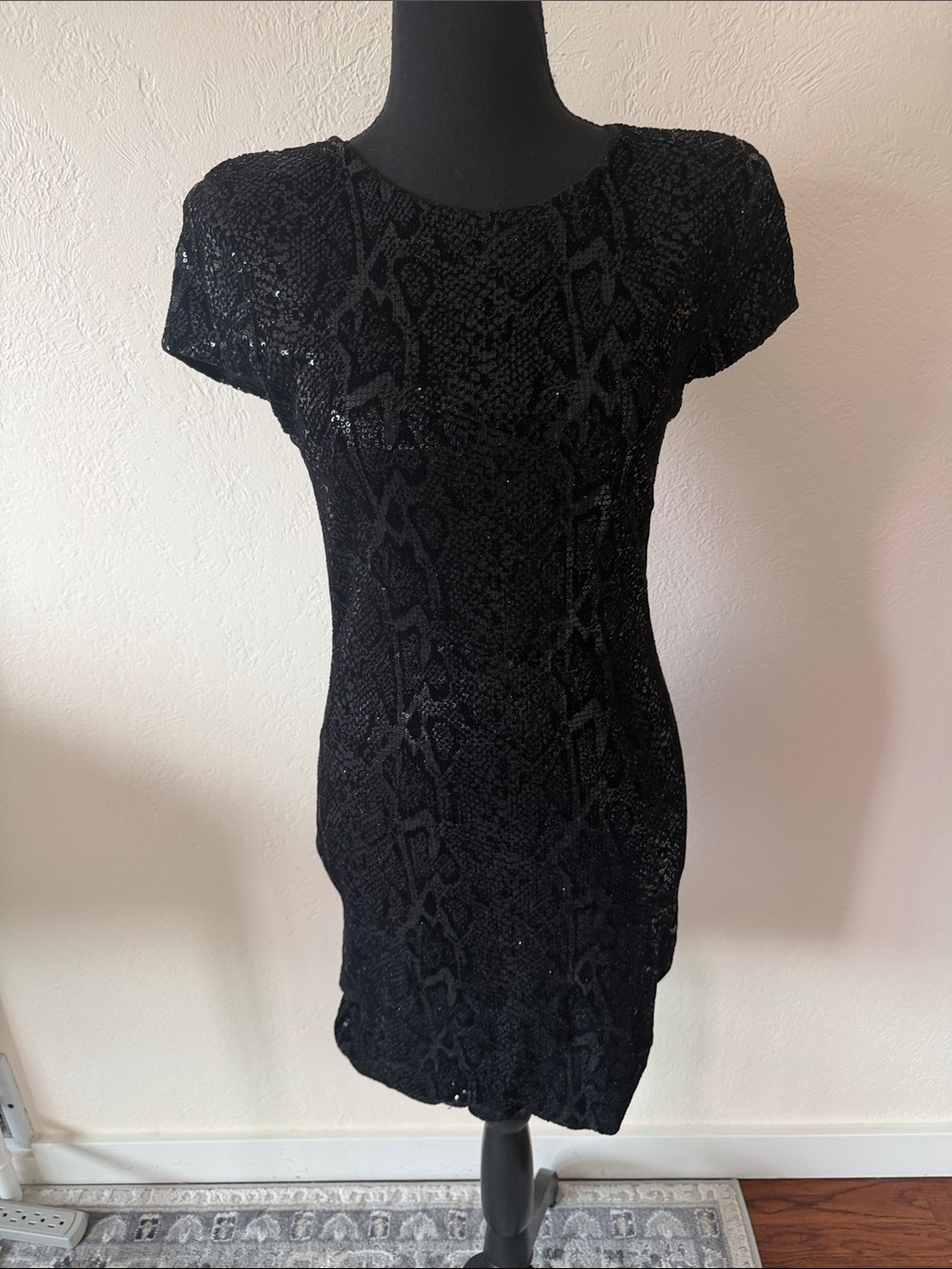 EUC ALICE & OLIVIA Black Sequin Short Sleeve Party Dress